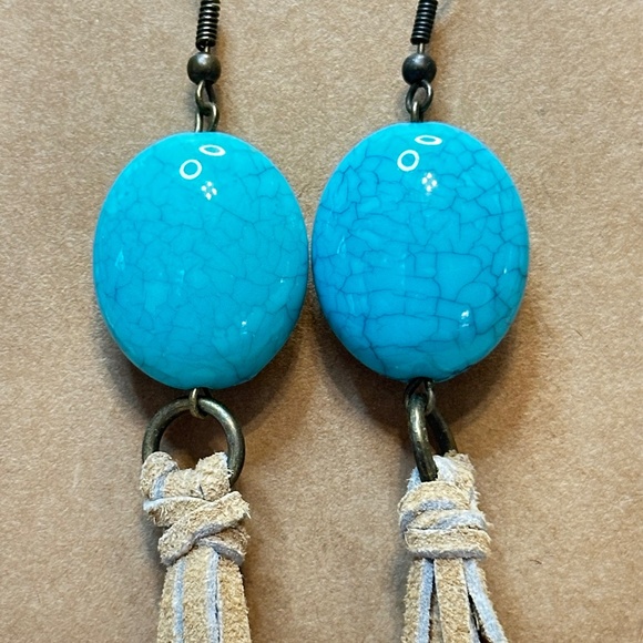 2/$20 Gold Tone Howlite & leather dangle drop earrings w/tassels light weight - Picture 2 of 11